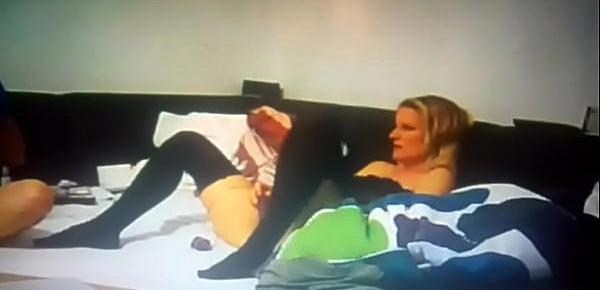 Pärchen Seine blonde Freundin ist wieder geil und masturbiert sich ihre schöne kleine saftige Vot3e71ze mit Vibrator Toy